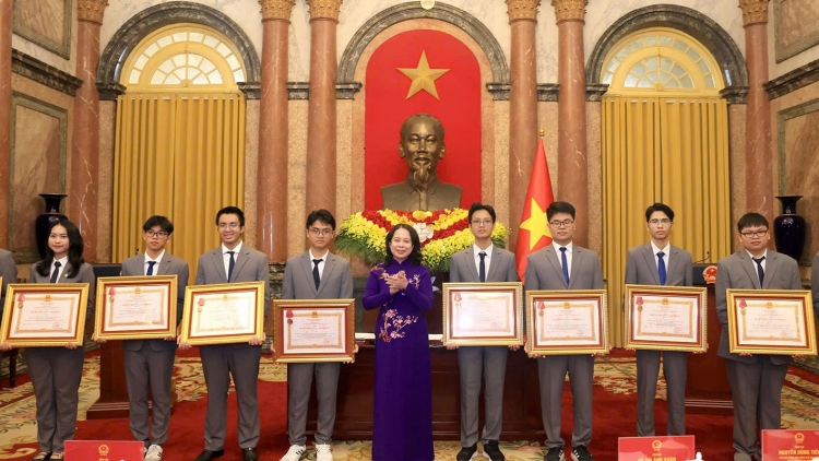 Thời sự 12h 12/12/2025: Trao Huân chương Lao động cho học sinh đoạt giải Olympic năm 2025