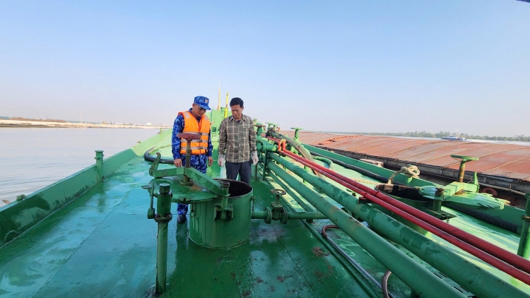 Cảnh sát biển tạm giữ tàu chở 15.000 kg dầu FO không rõ nguồn gốc