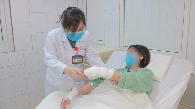 Bệnh viện E: Cấp cứu bệnh nhân bị bỏng nặng do sử dụng hóa chất thông bồn cầu phát nổ
