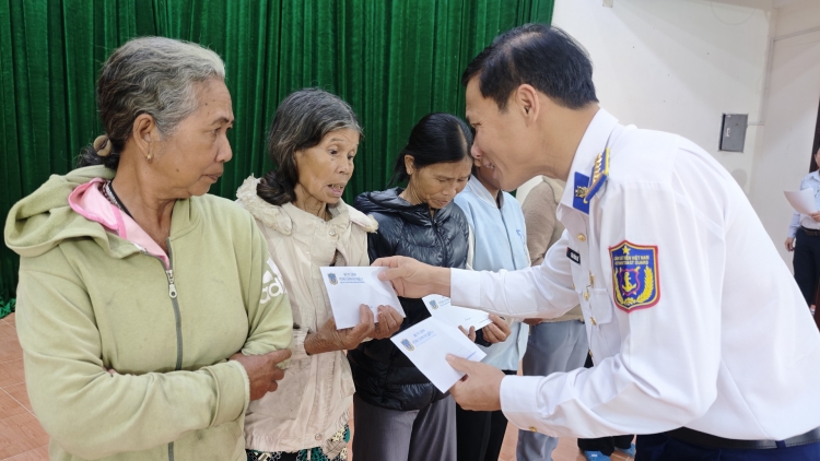 Cảnh sát biển Vùng 2 sẻ chia cùng đồng bào dân tộc, tôn giáo Quảng Ngãi dịp Giáng sinh