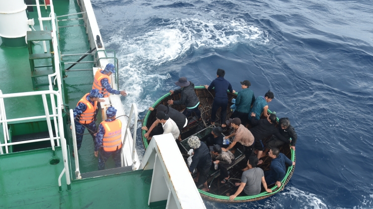 Tàu 364 tiếp nhận 52 thuyền viên tàu cá bị chìm ở Trường Sa