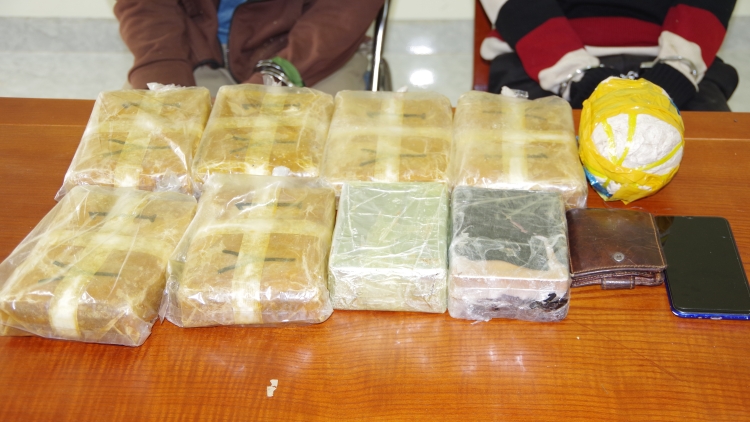 Mang 4 bánh heroin, 36.000 viên ma túy vượt biên từ Lào vào Việt Nam thì bị bắt giữ