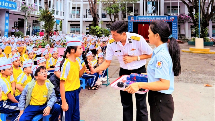 Lan tỏa tình yêu Quân đội, biển đảo đến hơn 4.000 thầy cô và học sinh Khánh Hòa