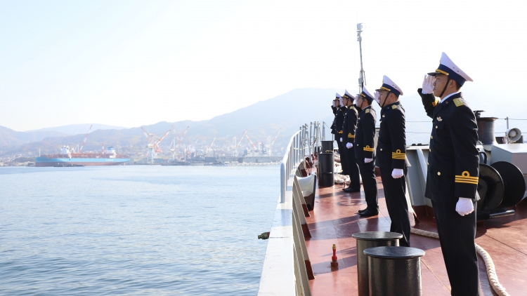 Tàu 015-Trần Hưng Đạo cập cảng Kure, bắt đầu thăm xã giao Nhật Bản
