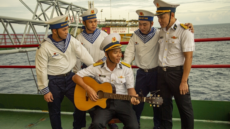 Vững vàng giữa trùng khơi. Bài 1- Chuyện của những chàng Lính trẻ nhà giàn DK1