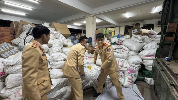 Công an Hà Nội xuyên đêm vận chuyển hàng chục tấn hàng cứu trợ tới bà con vùng lũ Gia Lai