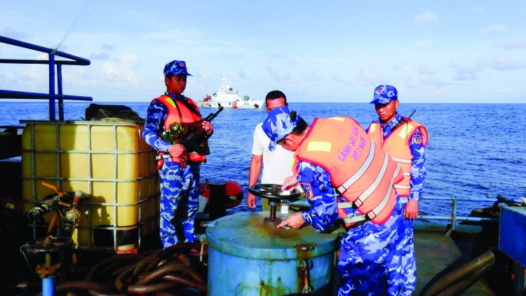 Cảnh sát biển đẩy mạnh cao điểm chống buôn lậu gian lận thương mại trên biển