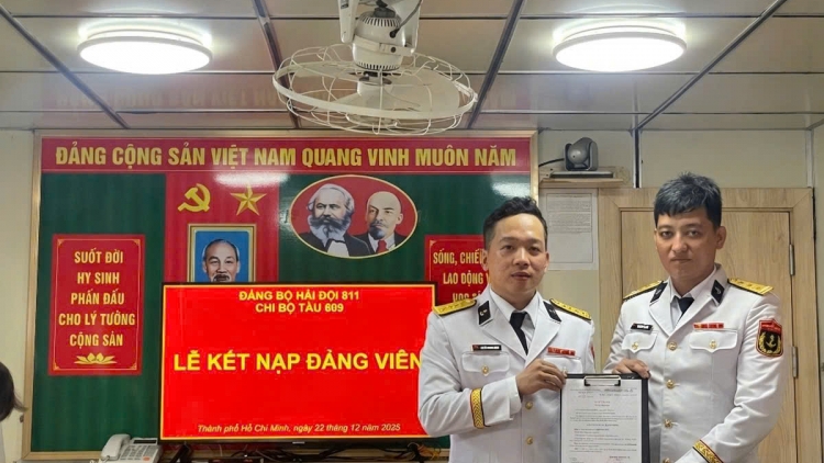 Thiêng liêng Lễ kết nạp Đảng viên mới giữa biển khơi