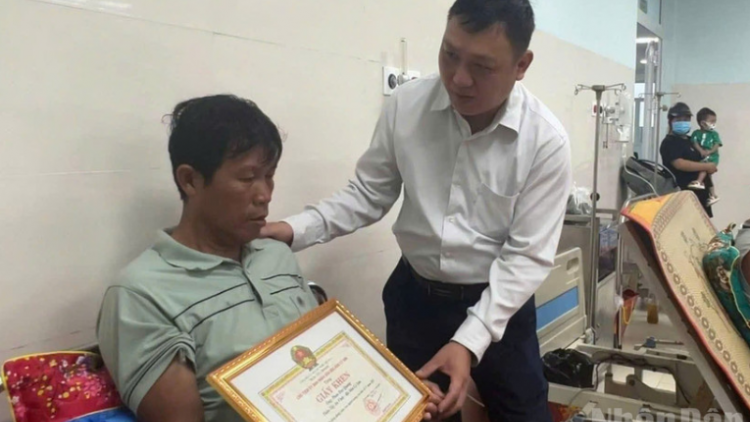 Thời sự 12h 10/12/2025 Chủ tịch nước Lương Cường tặng Huân chương Dũng cảm thưởng  2 công dân 