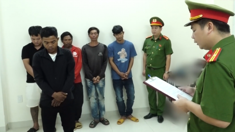 Khởi tố 7 người vì đào xác lợn bệnh để bán ra thị trường ở Khánh Hòa