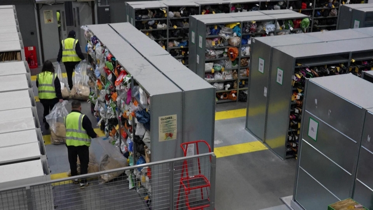 Những món đồ thú vị tại kho đồ thất lạc lớn nhất châu Âu tại London