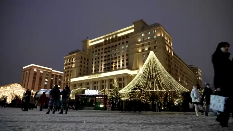 Năm Mới ở Nga: Ánh sáng, gia đình và hương quýt ấm áp giữa mùa đông