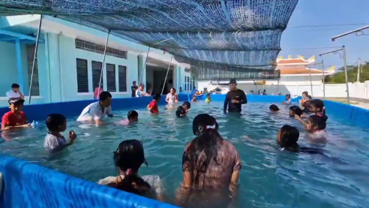 Cần Thơ: Thiết thực từ lớp dạy bơi cho trẻ em ở vùng nông thôn