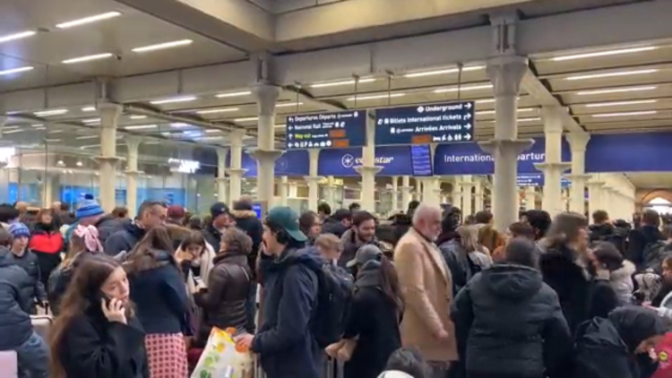Châu Âu: Hệ thống giao thông đường sắt gián đoạn nghiêm trọng trước thềm năm mới