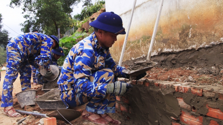 Lữ đoàn 162 đẩy nhanh tiến độ xây dựng nhà giúp dân