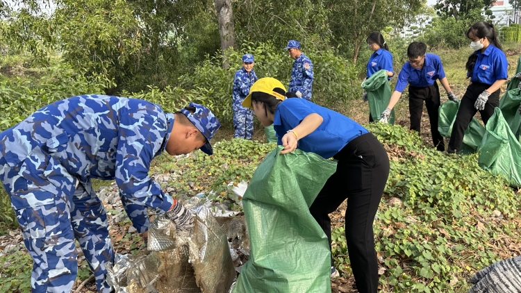 Vùng Cảnh sát biển 3 tham gia làm sạch môi trường tại địa bàn đóng quân