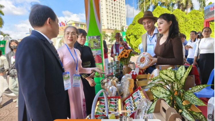 Hơn 250 gian hàng tham gia Hội chợ OCOP gắn với ẩm thực Tây Nguyên đang diễn ra tại Đắk Lắk