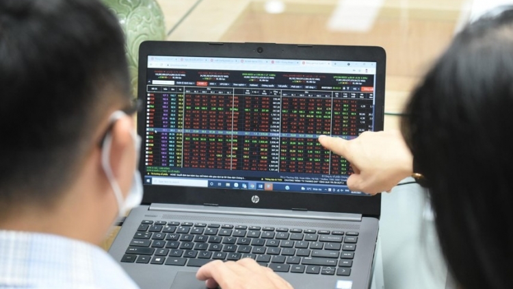 Phiên chứng khoán cuối tuần trước, khối ngoại quay lại bán ròng nhóm bluechip, VIC níu giữ sắc xanh 