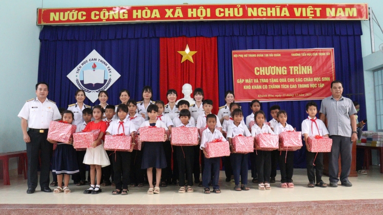 Hội Phụ nữ Trung đoàn 196 Hải quân trao 150 suất quà tiếp sức học sinh vượt khó