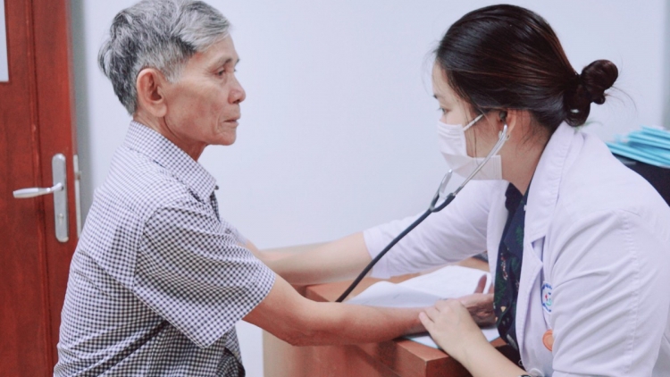 Khám miễn phí cho người nghèo, người cao tuổi