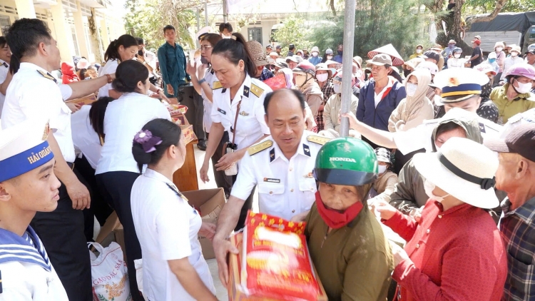 Vùng 4 Hải quân sát cánh cùng Nhân dân xã Hòa Xuân vượt qua khó khăn sau lũ