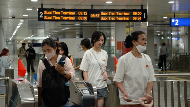 Hành khách đi Metro số 1 được miễn phí vé dịp Tết Dương lịch 2026