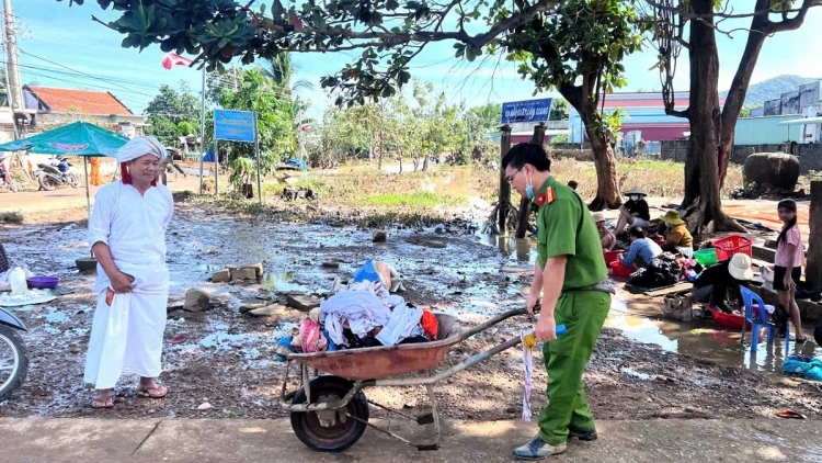 Hỗ trợ bà con dân tộc Chăm, tỉnh Lâm Đồng khắc phục hậu quả sau lũ