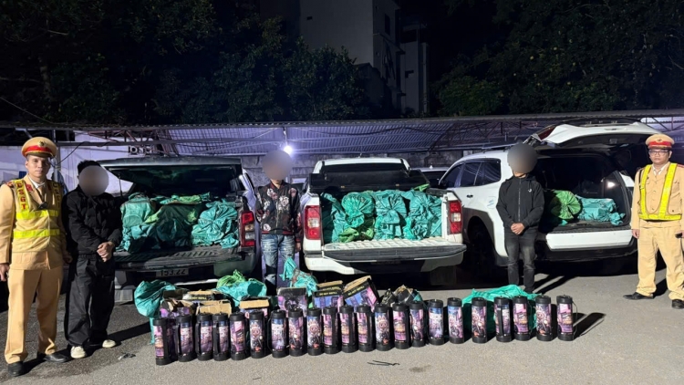 Quảng Ninh: Bắt giữ 360 bình khí cười vận chuyển trái phép trên Quốc lộ 18C