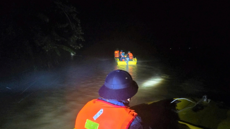 Chiến sĩ Hải quân dầm mình giúp nhân dân trong mưa lũ 