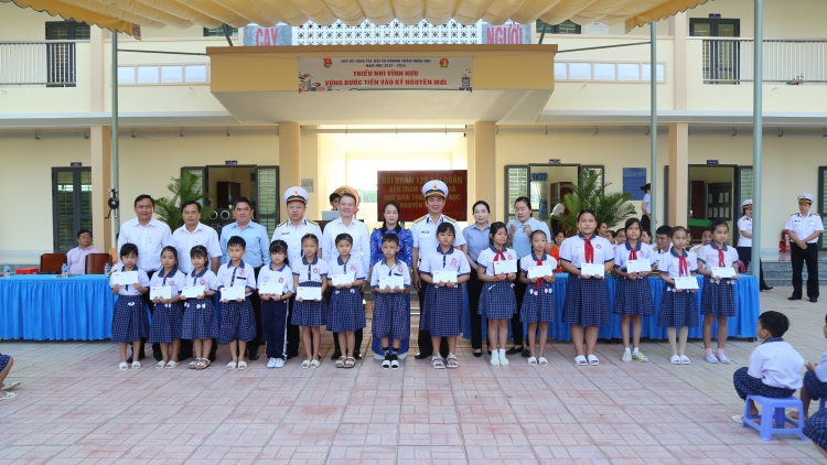 Hải đoàn 129 Hải quân thăm, tặng quà học sinh nghèo vượt khó tại tỉnh Đồng Tháp