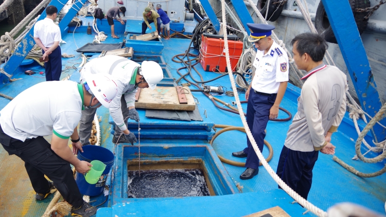 Vùng Cảnh sát biển 3 bắt giữ tàu cá chở khoảng 100.000 lít dầu DO không rõ nguồn gốc