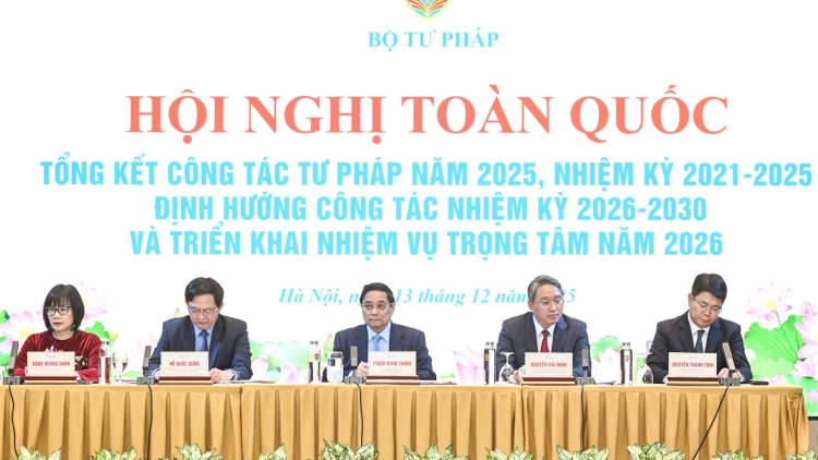 Thời sự 18h 13/12/2025: Chuyển từ "quản lý bằng pháp luật" sang "kiến tạo thể chế phát triển"