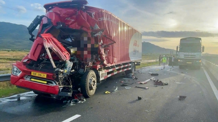 Tài xế mắc kẹt trong cabin vì tai nạn, tạm đóng đoạn cao tốc Vĩnh Hảo - Phan Thiết