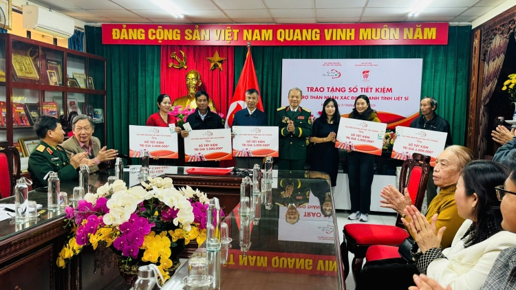 Trao sổ tiết kiệm cho thân nhân 16 gia đình liệt sĩ