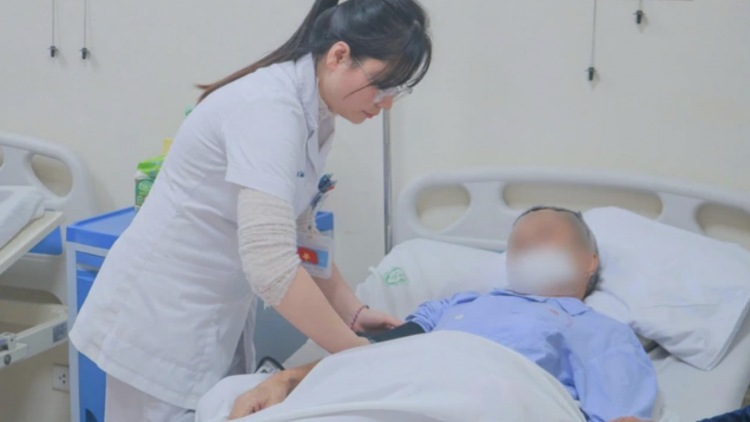 Vỡ túi phình động mạch chủ bụng và rơi vào nguy kịch, người đàn ông 71 tuổi được cứu sống ngoạn mục