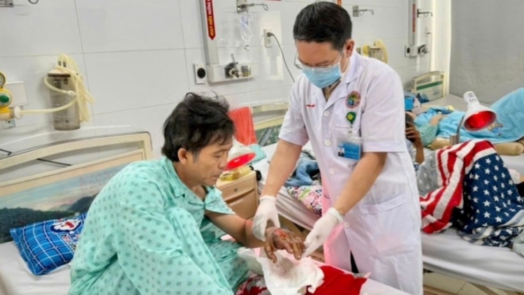 Giữ lại bàn tay cho nam công nhân sau ca tai nạn nghiêm trọng