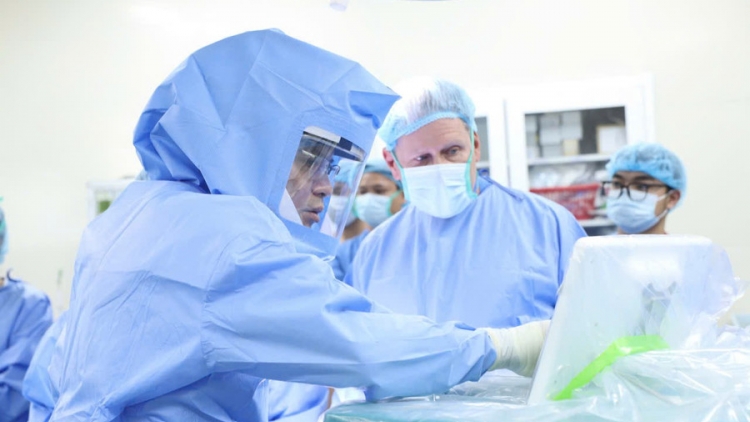 Lần đầu tiên Việt Nam ứng dụng robot trong phẫu thuật thay khớp gối toàn phần