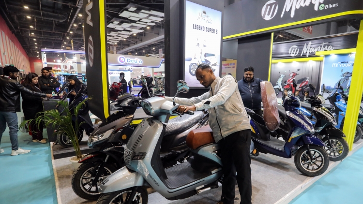 Ấn Độ trợ cấp hơn 500 đôla cho mỗi xe xăng dầu chuyển đổi sang điện hóa tại thủ đô New Delhi