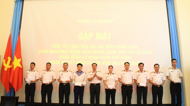 Lữ đoàn 171 tri ân gia đình chính sách, chăm lo quân nhân dịp Tết