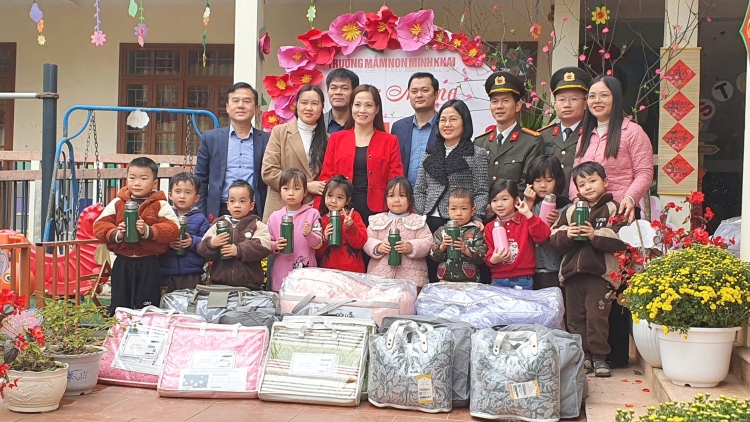 Trao tặng 2 tỷ đồng cho trẻ em có hoàn cảnh khó khăn tại các tỉnh Lạng Sơn, Lào Cai và Lai Châu