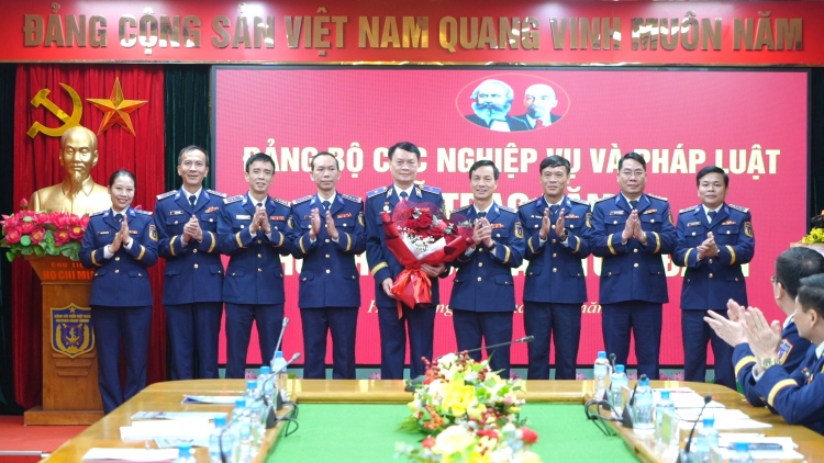 Thiếu tướng Lương Đình Hưng vinh dự nhận Huy hiệu 30 năm tuổi Đảng