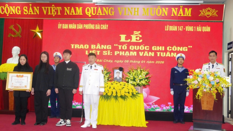 Trao Bằng Tổ quốc ghi công cho thân nhân liệt sĩ Phạm Văn Tuân