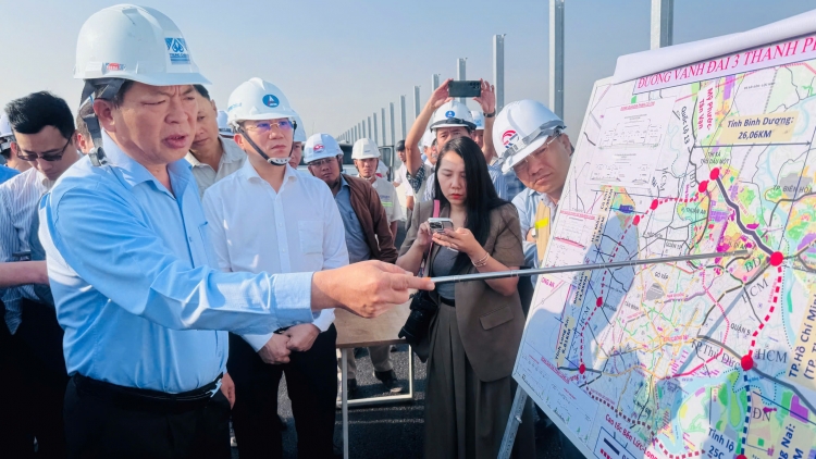 Lãnh đạo Bộ Xây dựng kiểm tra, đôn đốc tiến độ thi công tại các dự án giao thông trọng điểm phía Nam