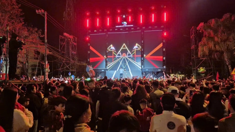 Không khí lễ hội lan tỏa khắp Quảng Trị trong thời khắc chào đón năm mới 2026