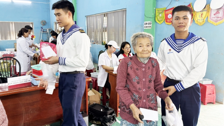 Gần 1.000 người dân xã Diên Điền được khám bệnh, tư vấn sức khoẻ và cấp phát thuốc miễn phí