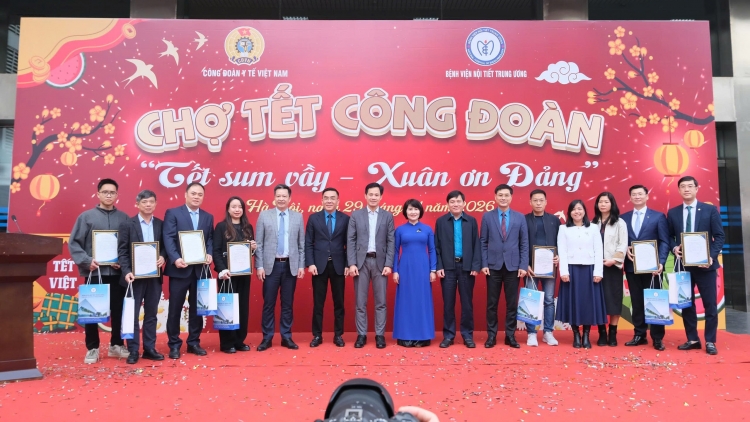Chợ Tết Công đoàn 2026: Lan tỏa yêu thương, sẻ chia nghĩa tình tại Bệnh viện Nội tiết Trung ương