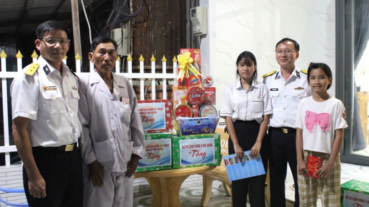 Tình quân dân bền chặt – Nâng bước con ngư dân đến trường