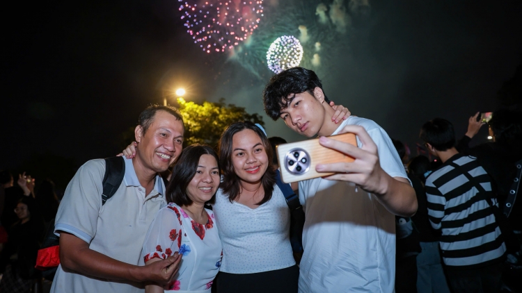 Người dân và du khách tại TP.HCM gửi gắm ước nguyện đầu năm mới