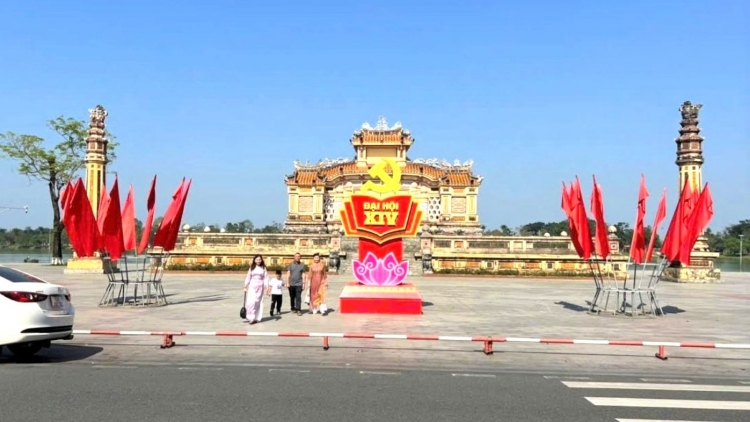 Huế: Rực rỡ cờ hoa chào mừng Đại hội Đảng toàn quốc lần thứ XIV