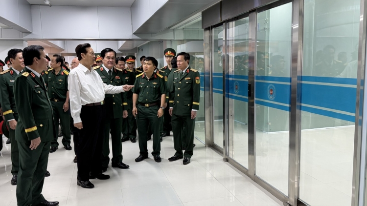  Nguyên Thủ tướng Nguyễn Tấn Dũng thăm, tặng quà cho bệnh nhân nghèo tại Bệnh viện Quân y 121